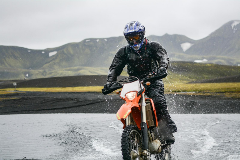 Les regles essentielles pour le port du gilet jaune a moto